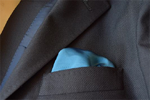 写真：胸ポケットの袋地はポケットチーフとして利用可能